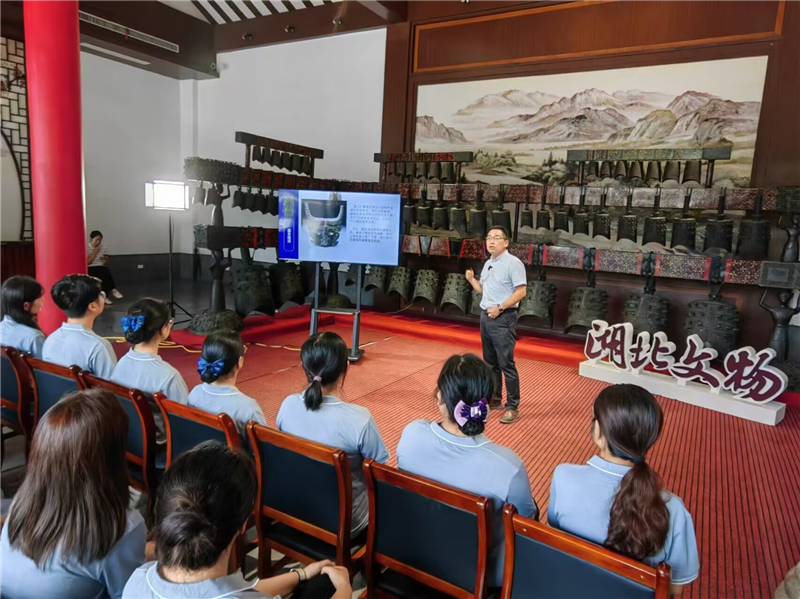 ����������������T����