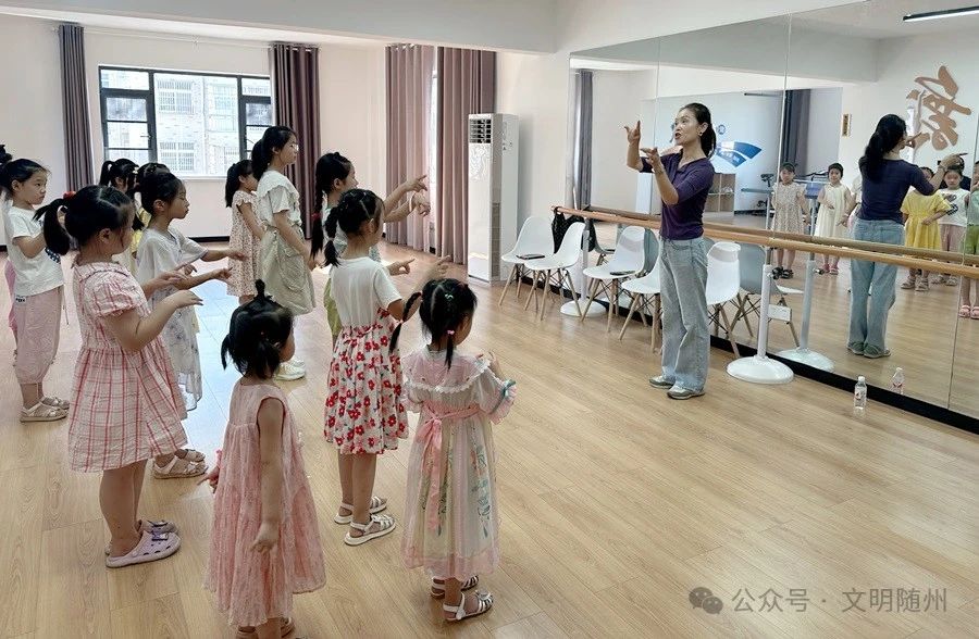 �Y��֮�� �������S ���Vˮ��ɽ�ֵ�ǰ����^�����r���������`վ Ⱥ�����T�ڵġ��Ҹ��Aվ��